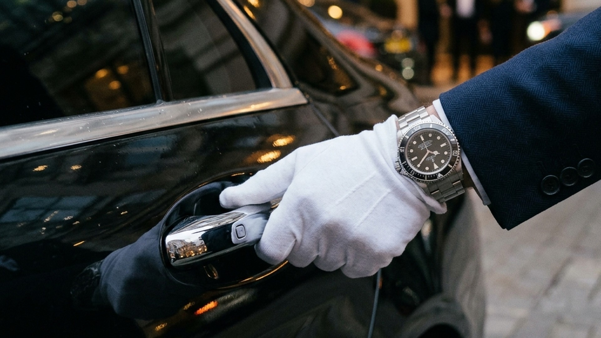 Chófer privado de gran lujo con traje impecable abriendo la puerta en París