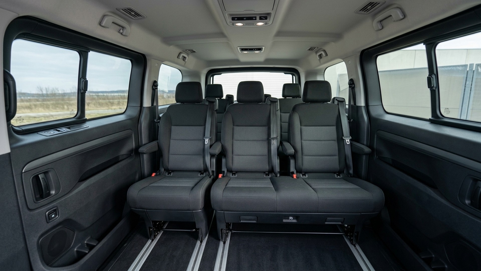 Interior de un Mercedes Clase V dispuesto en salón familiar confortable en París