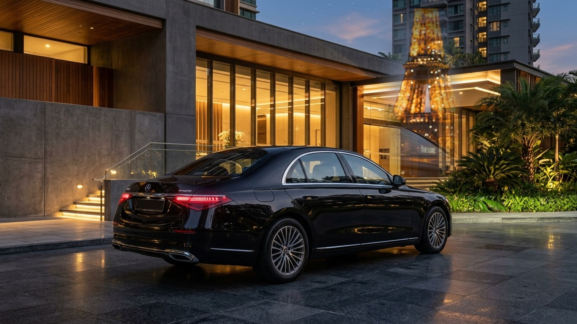 Maletero de una limusina Mercedes Clase S con maletas en París
